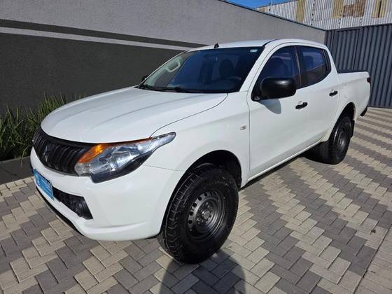 MITSUBISHI L200 TRITON 2.4 16V TURBO DIESEL GL CD 4X4 MANUAL MITSUBISHI L200 TRITON 2.4 16V TURBO DIESEL GL CD 4X4 MANUAL